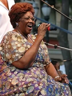 Dona Ivone Lara cantando em apresentação ao ar livre